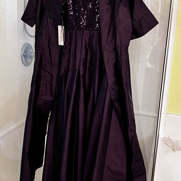 A Calvin Klein Event Dress. That’s never been wore - Picture 2 of 4